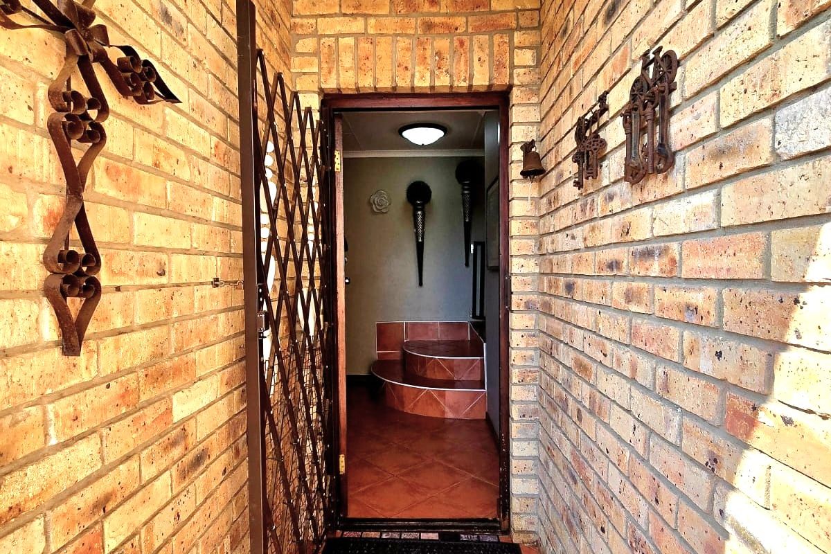 Large Family Residence with Flatlet in Paradise Beach, Jeffreys Bay - Photo 3