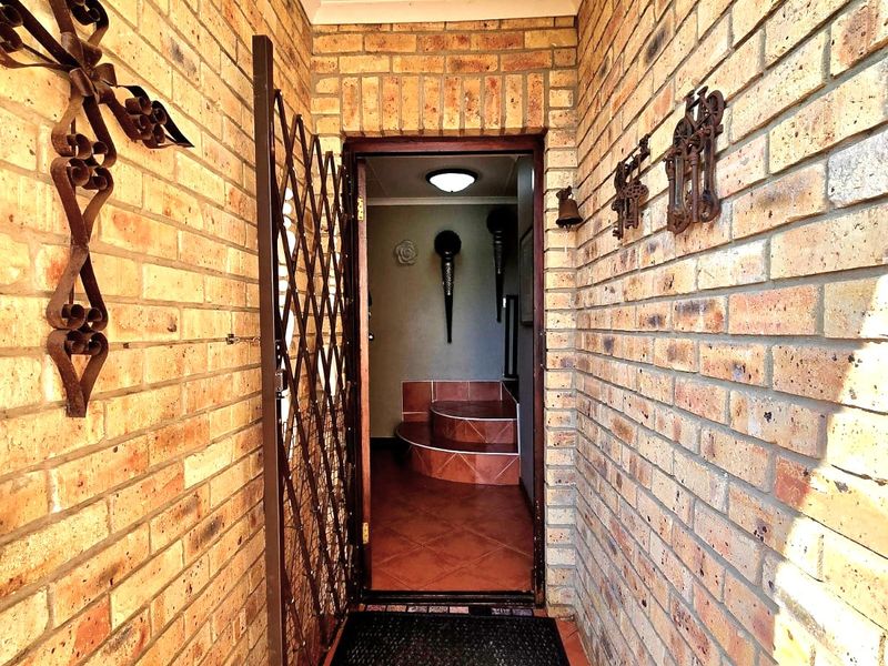 Large Family Residence with Flatlet in Paradise Beach, Jeffreys Bay - Photo 3