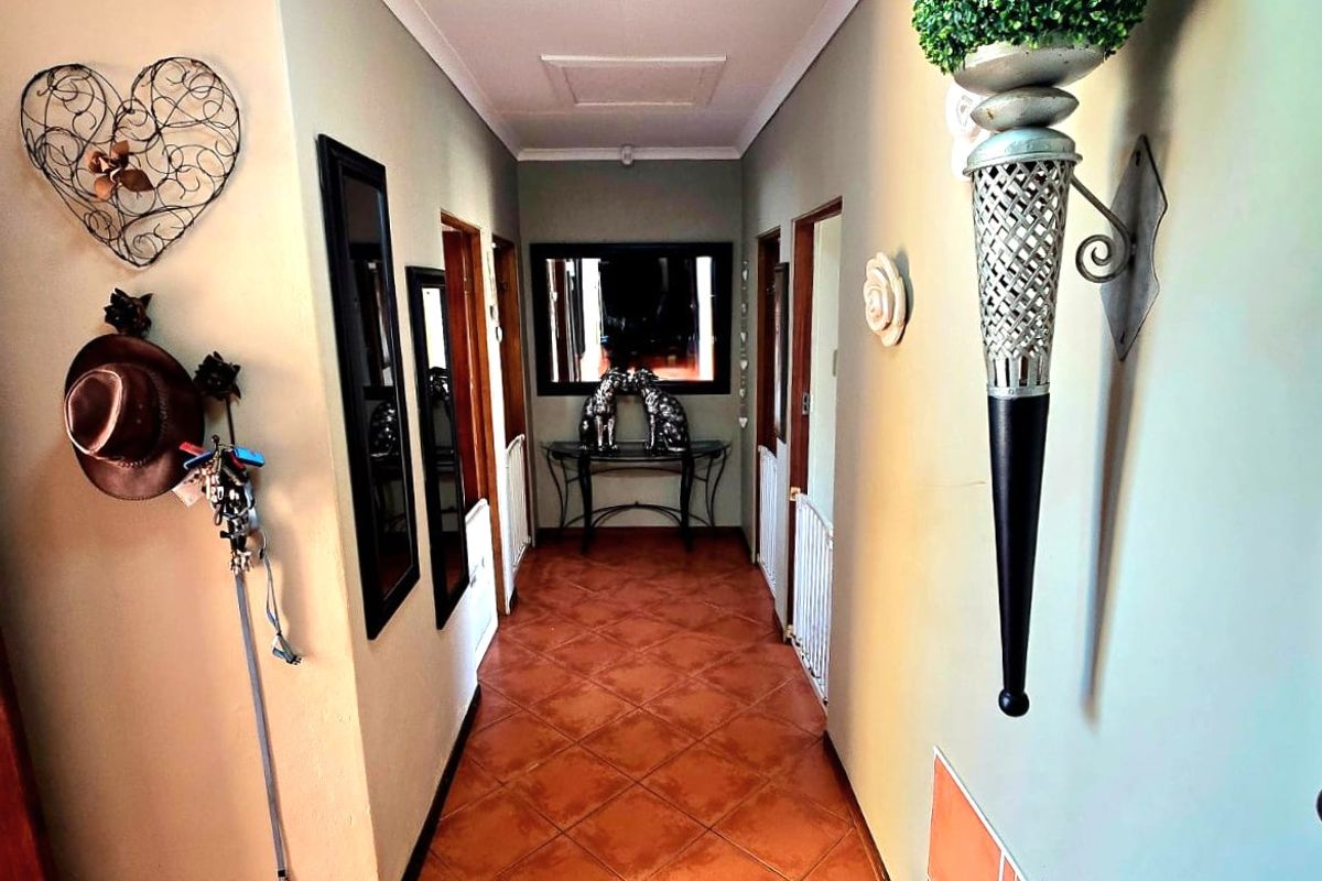 Large Family Residence with Flatlet in Paradise Beach, Jeffreys Bay - Photo 4