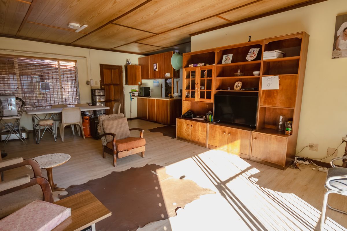 4-bedroom family home with separate study/home office - Photo 4