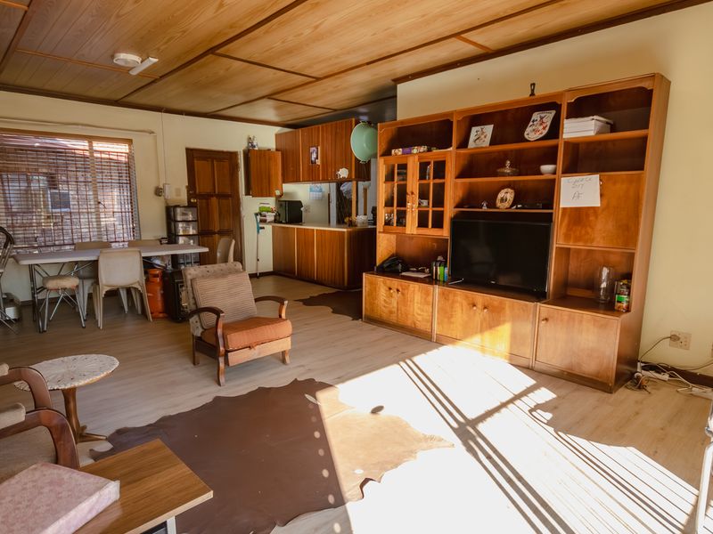 4-bedroom family home with separate study/home office - Photo 4