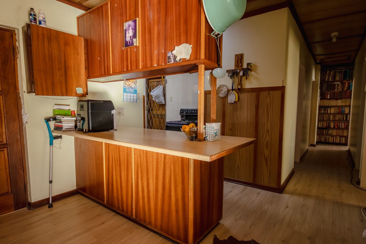 4-bedroom family home with separate study/home office - Photo 5