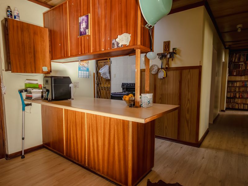 4-bedroom family home with separate study/home office - Photo 5