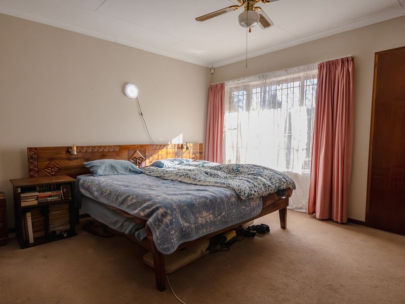 4-bedroom family home with separate study/home office - Photo 10