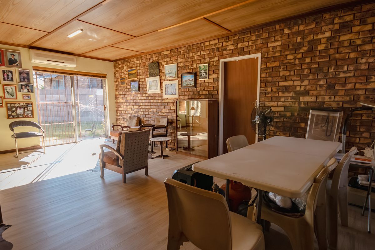 4-bedroom family home with separate study/home office - Photo 2