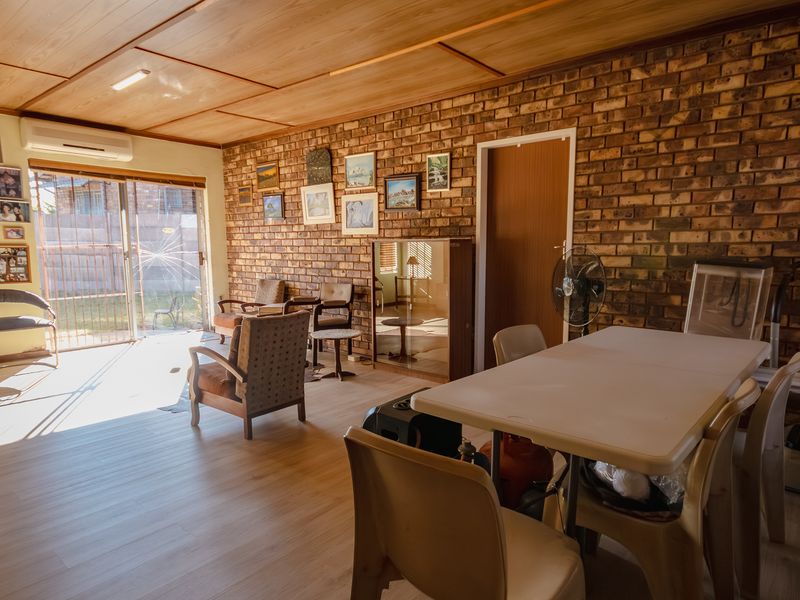 4-bedroom family home with separate study/home office - Photo 2