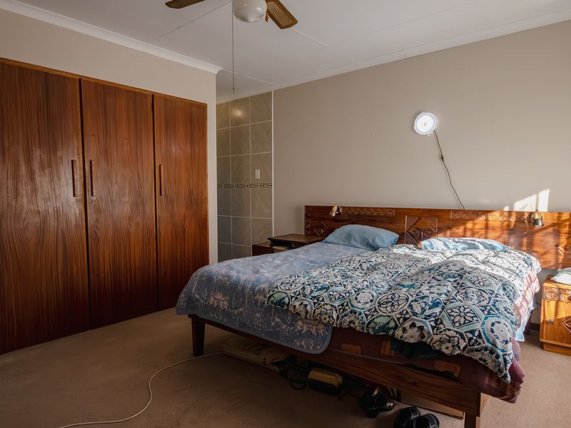 4-bedroom family home with separate study/home office - Photo 9