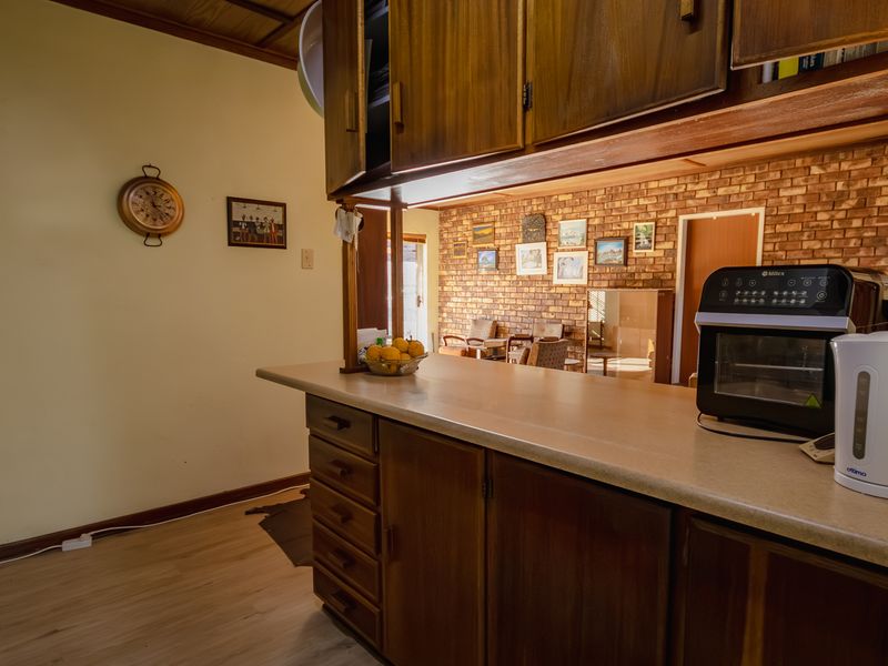 4-bedroom family home with separate study/home office - Photo 8