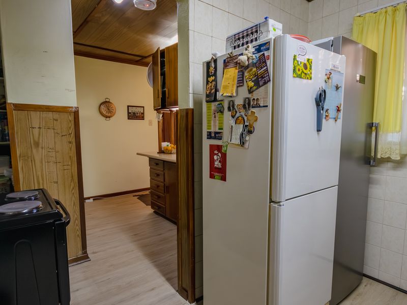 4-bedroom family home with separate study/home office - Photo 7