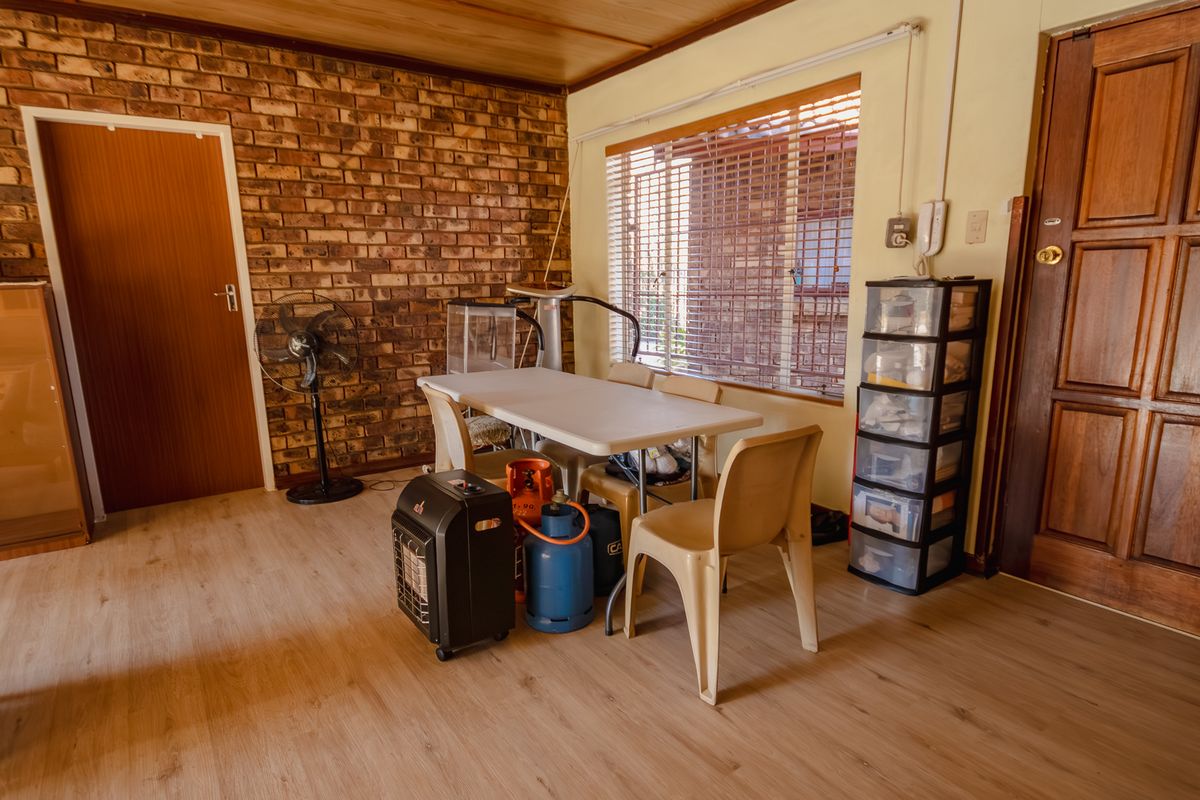 4-bedroom family home with separate study/home office - Photo 3