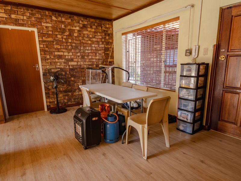 4-bedroom family home with separate study/home office - Photo 3