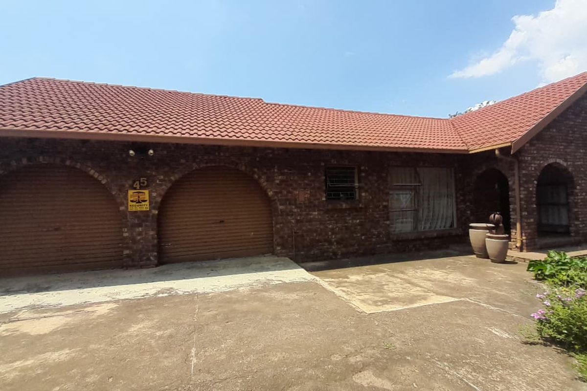 Low Maintenance 3 bedroom semi face brick House For Sale In Bergsig - Photo 2