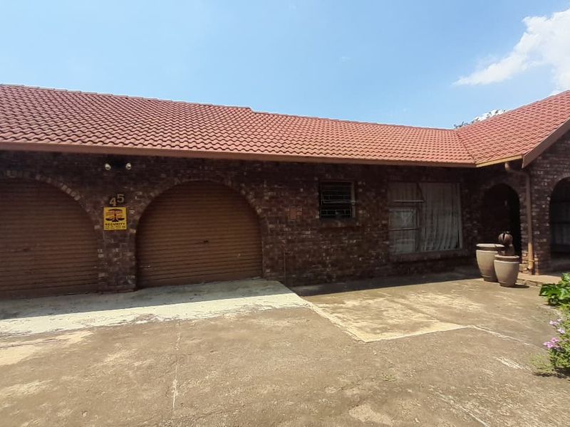 Low Maintenance 3 bedroom semi face brick House For Sale In Bergsig - Photo 2