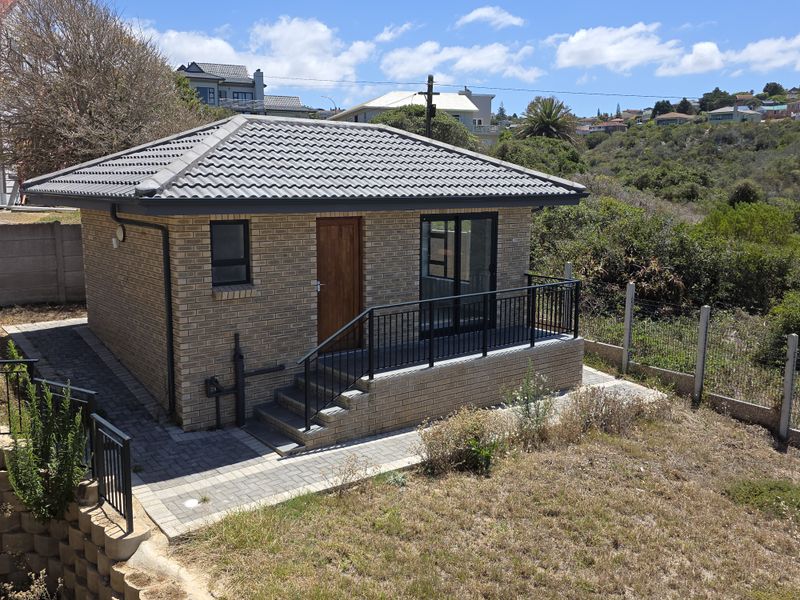 Contemporary 5-Bedroom home + 1 Bedroom flatlet - Photo 3