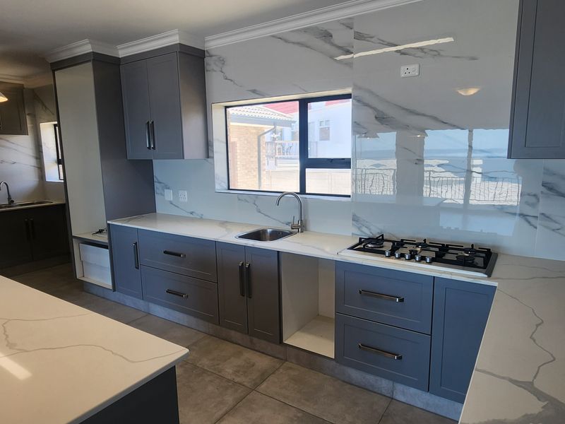 Contemporary 5-Bedroom home + 1 Bedroom flatlet - Photo 9