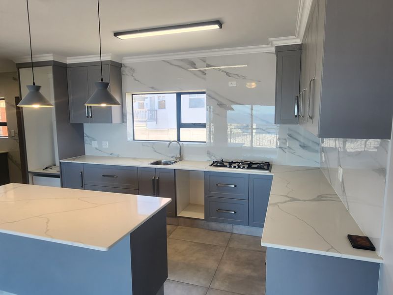 Contemporary 5-Bedroom home + 1 Bedroom flatlet - Photo 8