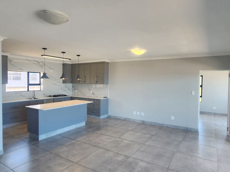 Contemporary 5-Bedroom home + 1 Bedroom flatlet - Photo 7