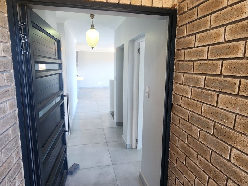 Contemporary 5-Bedroom home + 1 Bedroom flatlet - Photo 6