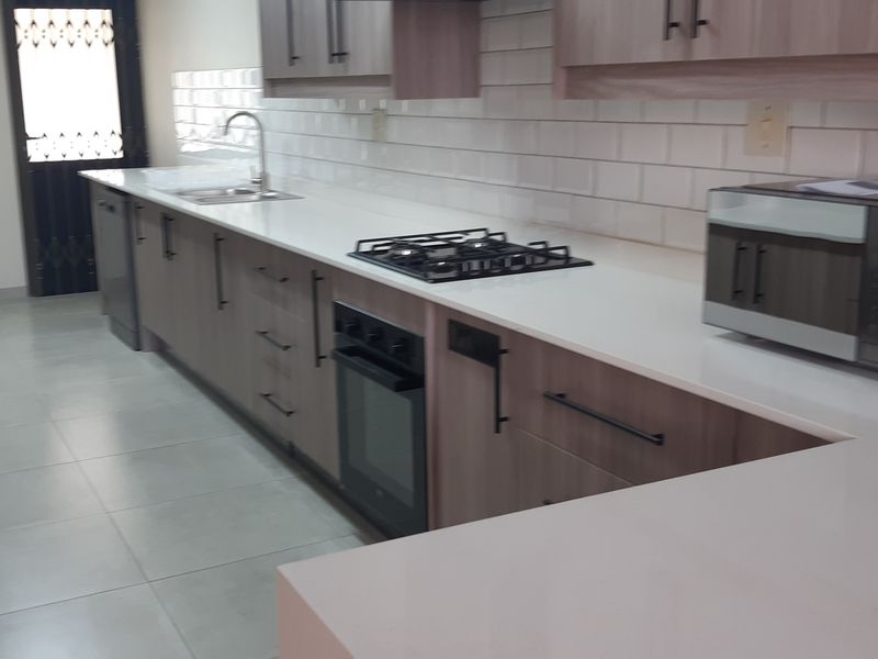 Brand, Spanking New - Photo 10