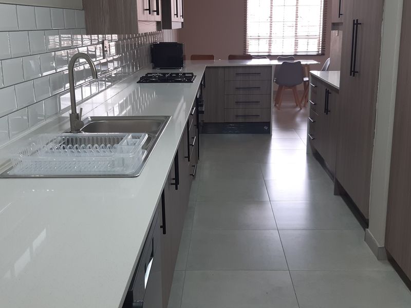 Brand, Spanking New - Photo 8