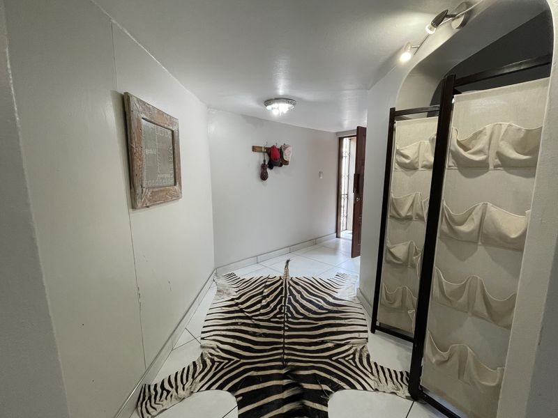 Elegant Family Home with Flatlet and Pool in Menlo Park - Photo 6