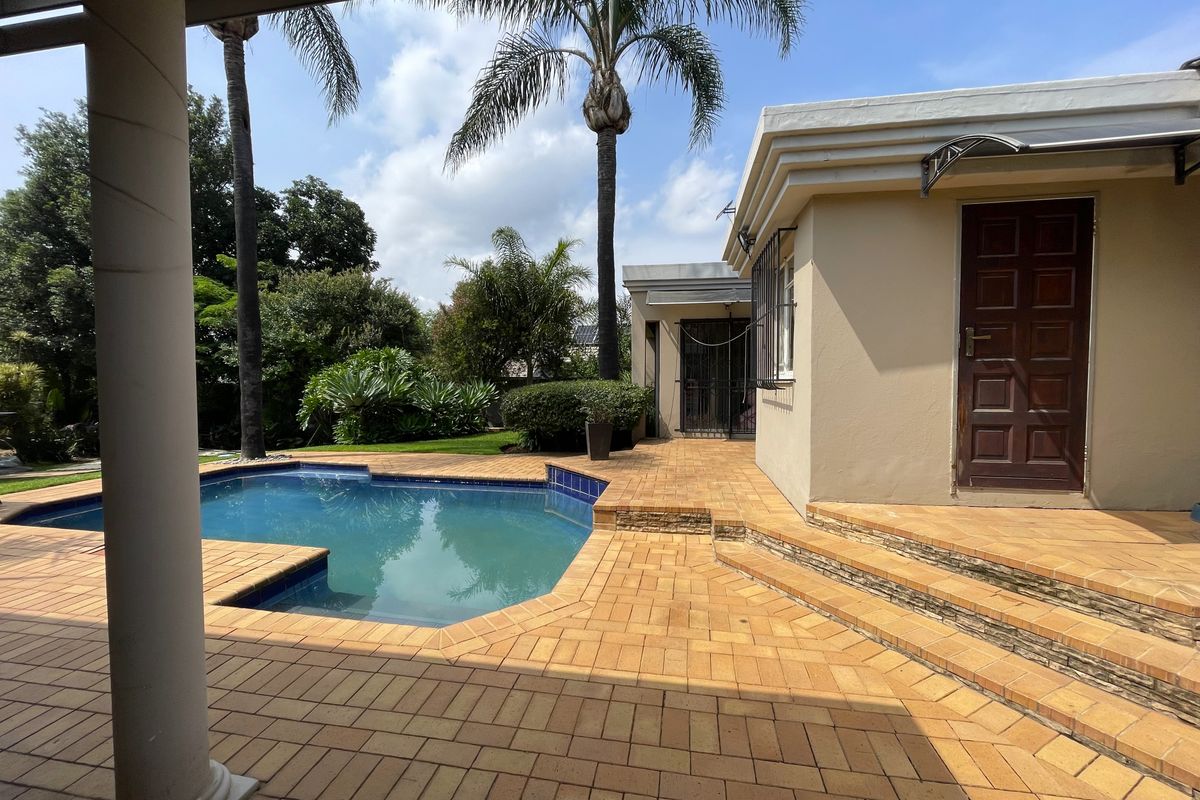 Elegant Family Home with Flatlet and Pool in Menlo Park - Photo 3