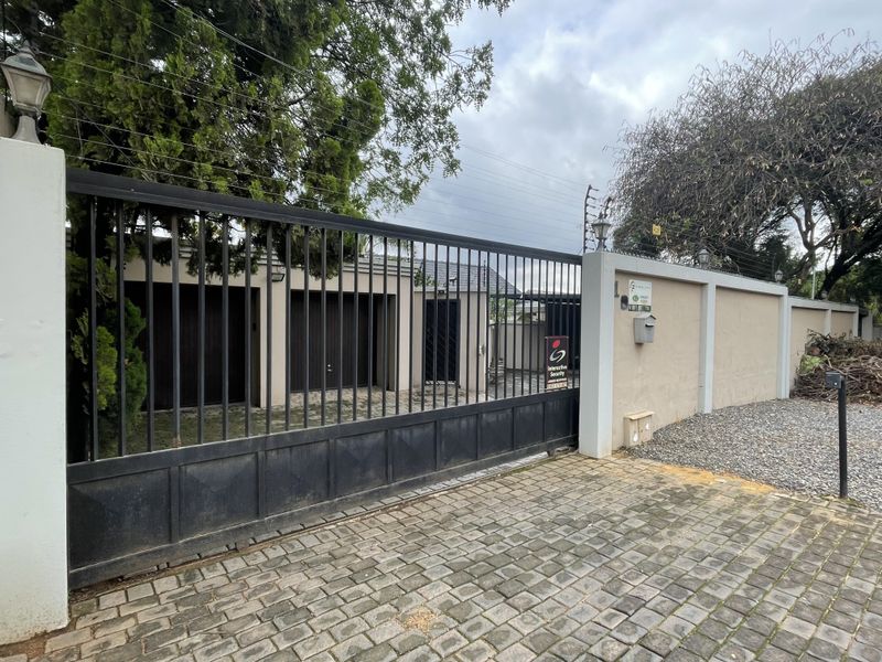 Elegant Family Home with Flatlet and Pool in Menlo Park - Photo 1