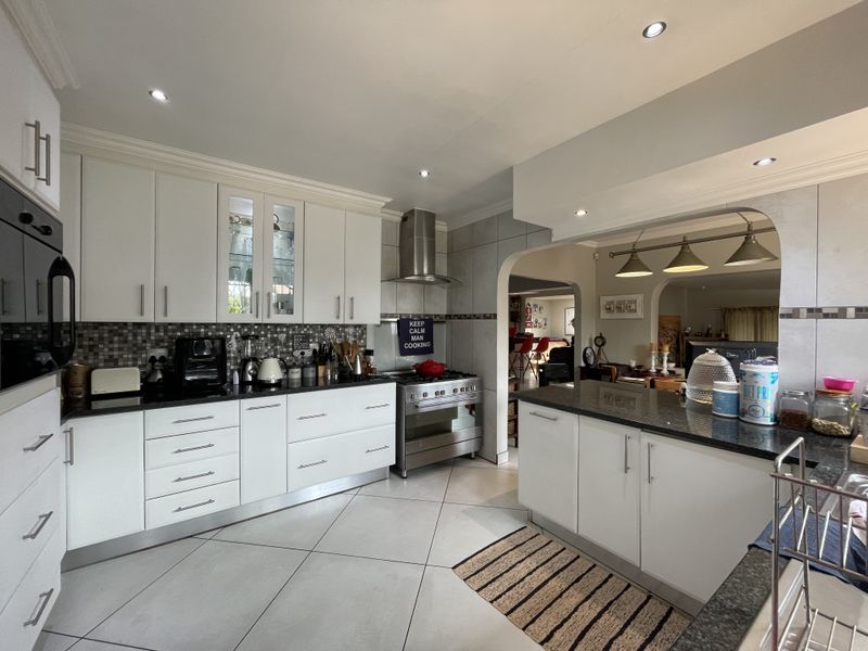 Elegant Family Home with Flatlet and Pool in Menlo Park - Photo 10