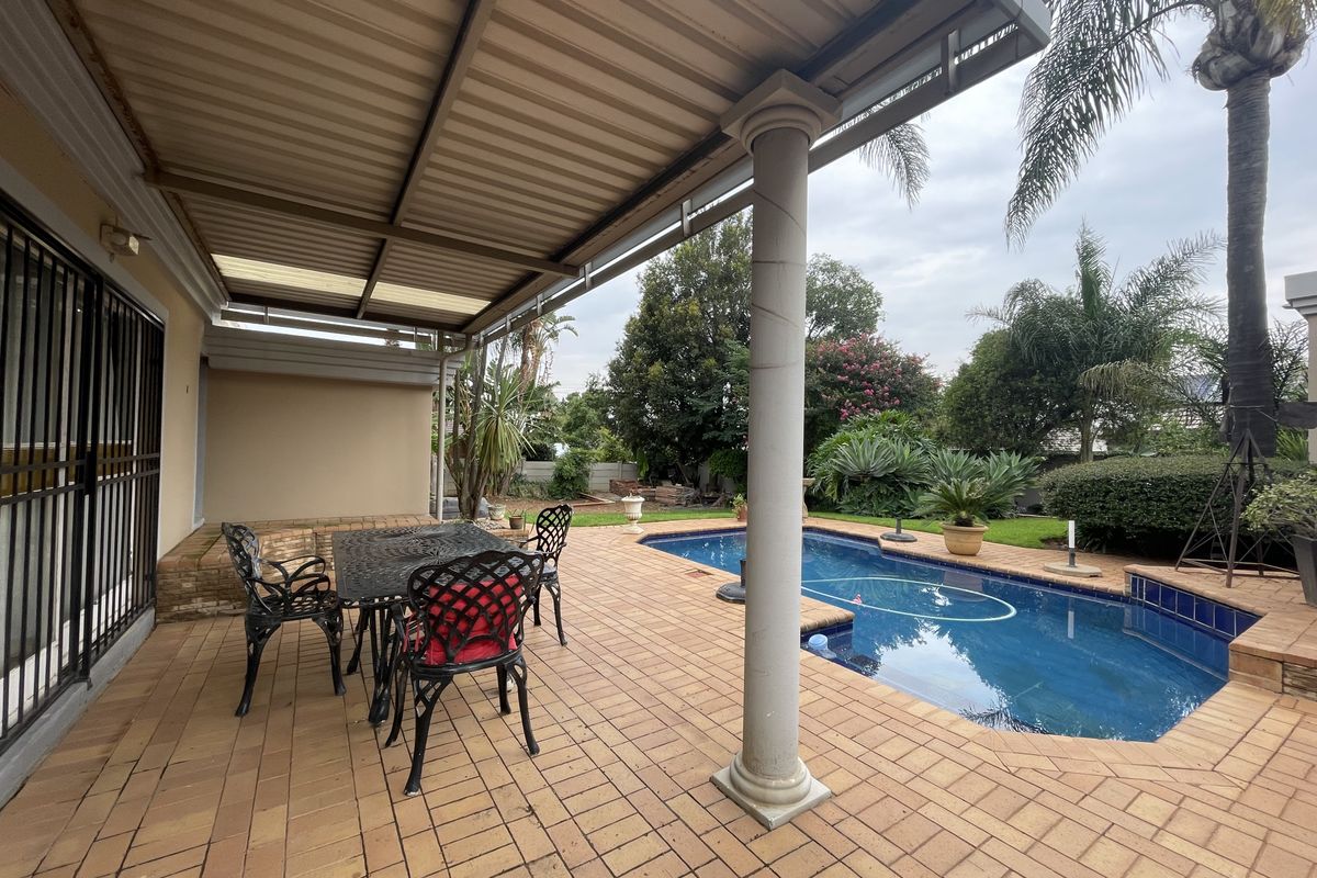 Elegant Family Home with Flatlet and Pool in Menlo Park - Photo 4