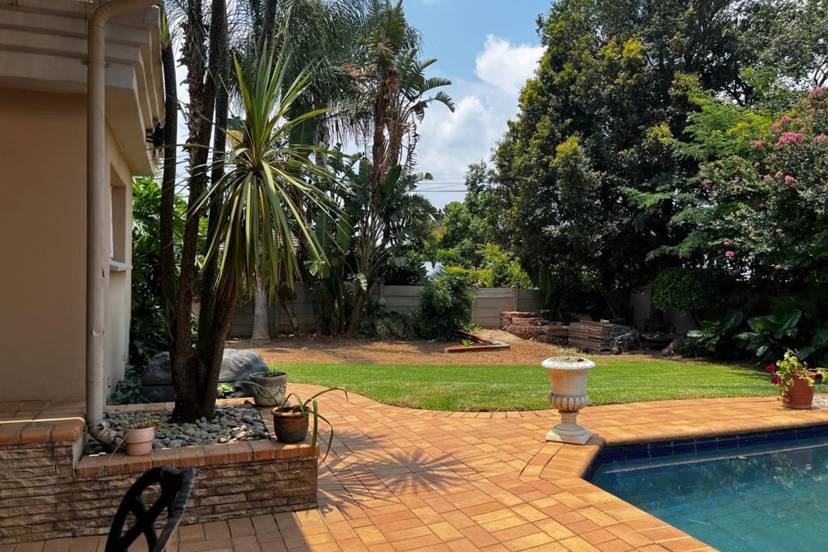 Elegant Family Home with Flatlet and Pool in Menlo Park - Photo 2