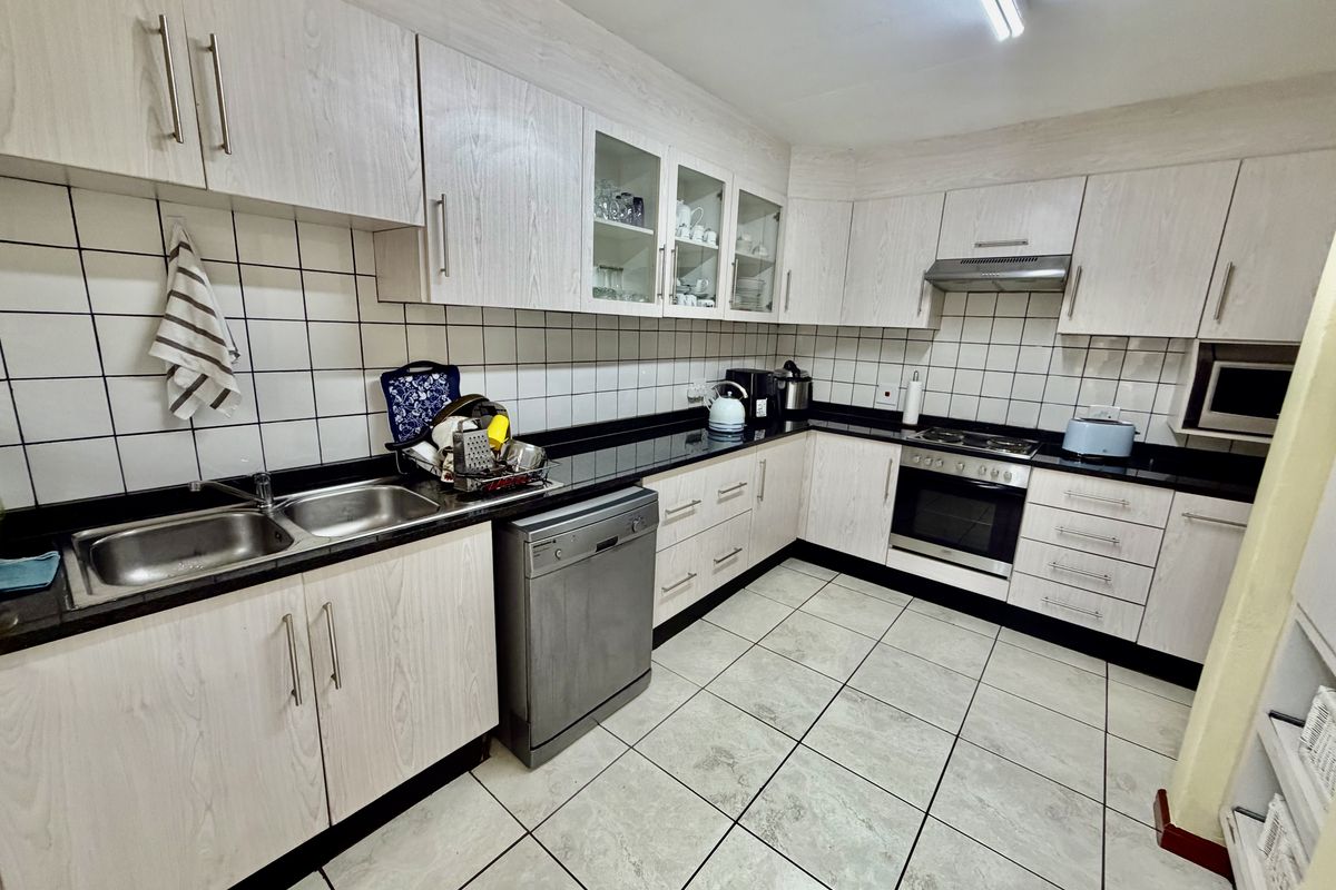 Spacious 3 bedroom townhouse for sale ,in Louis Trichardt. - Photo 5