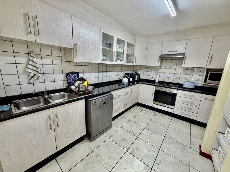 Spacious 3 bedroom townhouse for sale ,in Louis Trichardt. - Photo 5