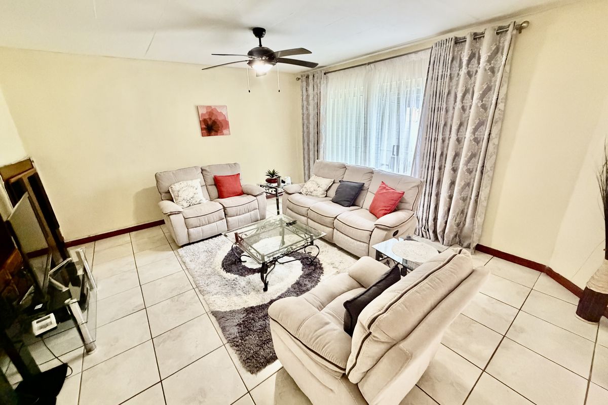 Spacious 3 bedroom townhouse for sale ,in Louis Trichardt. - Photo 4