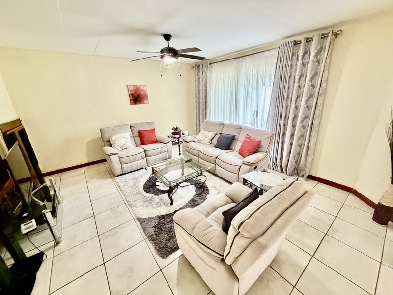 Spacious 3 bedroom townhouse for sale ,in Louis Trichardt. - Photo 4