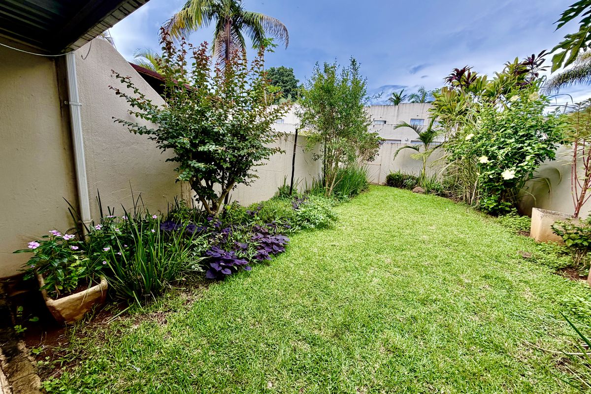 Spacious 3 bedroom townhouse for sale ,in Louis Trichardt. - Photo 2