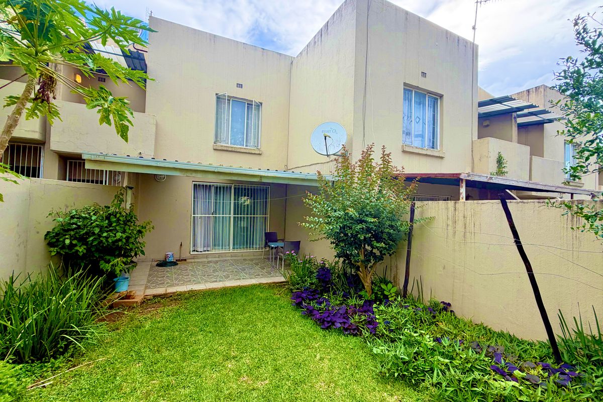 Spacious 3 bedroom townhouse for sale ,in Louis Trichardt. - Photo 3