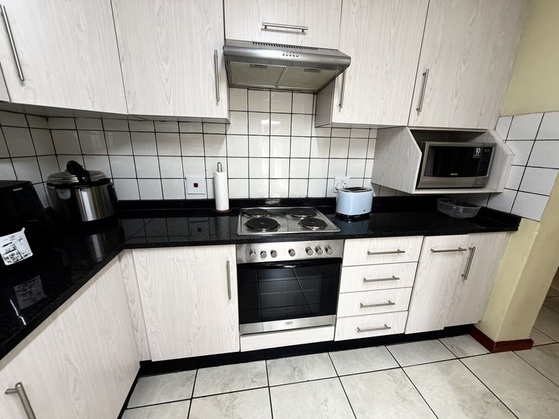 Spacious 3 bedroom townhouse for sale ,in Louis Trichardt. - Photo 6