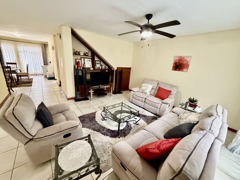 Spacious 3 bedroom townhouse for sale ,in Louis Trichardt. - Photo 8