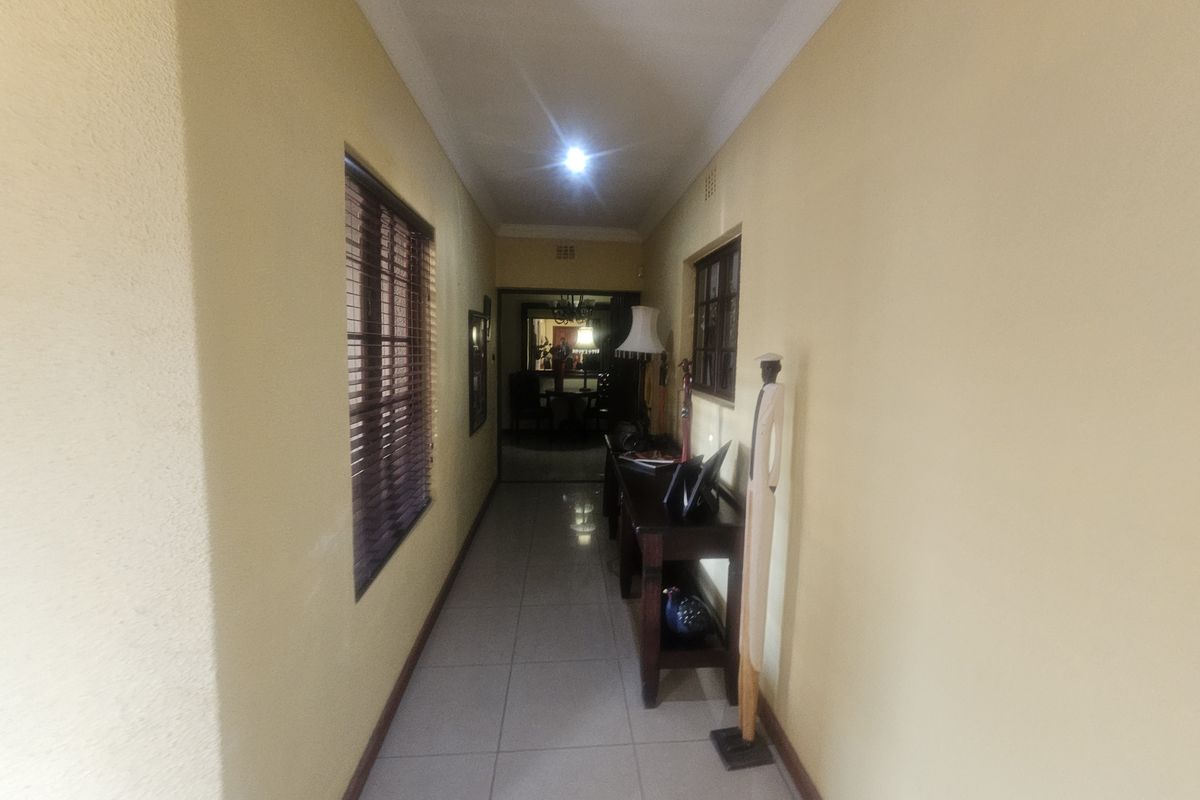 Elegant 4-Bedroom Family Home with cottage flat and Versatile Living Spaces - Photo 5