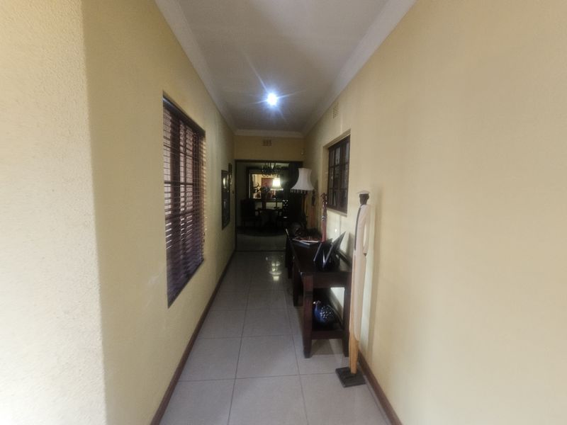 Elegant 4-Bedroom Family Home with cottage flat and Versatile Living Spaces - Photo 5