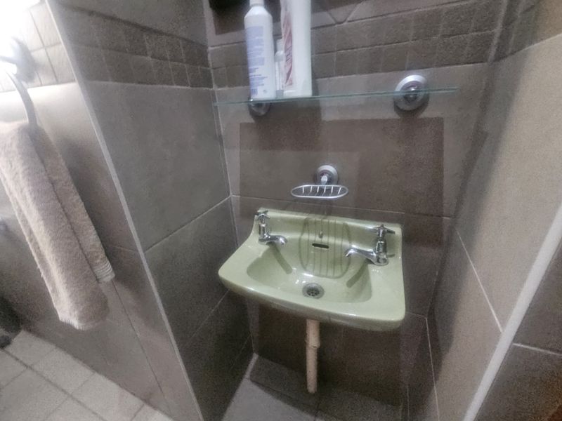 Elegant 4-Bedroom Family Home with cottage flat and Versatile Living Spaces - Photo 9