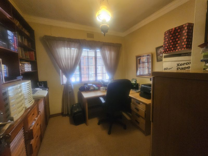 Elegant 4-Bedroom Family Home with cottage flat and Versatile Living Spaces - Photo 7