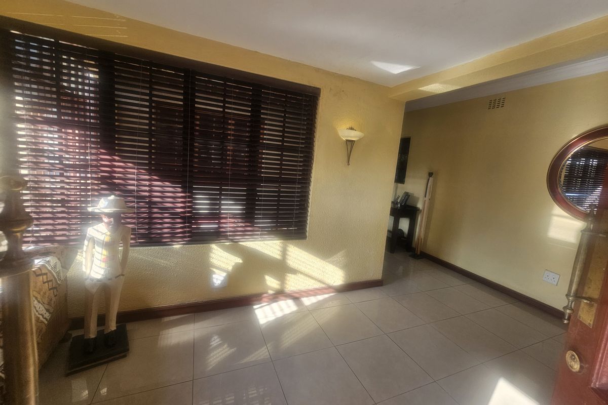 Elegant 4-Bedroom Family Home with cottage flat and Versatile Living Spaces - Photo 4