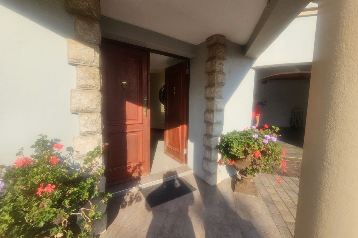 Elegant 4-Bedroom Family Home with cottage flat and Versatile Living Spaces - Photo 2