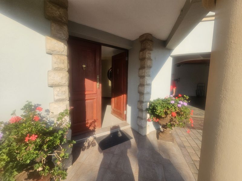 Elegant 4-Bedroom Family Home with cottage flat and Versatile Living Spaces - Photo 2