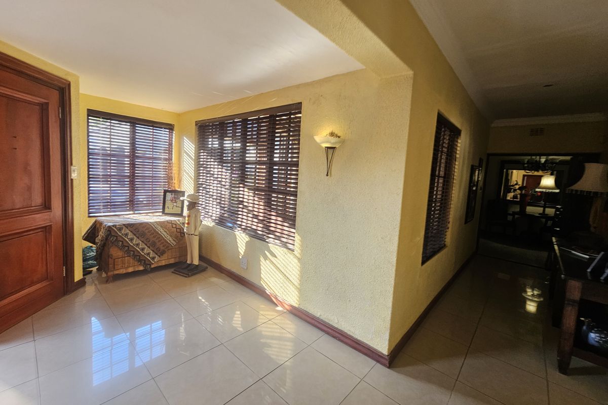 Elegant 4-Bedroom Family Home with cottage flat and Versatile Living Spaces - Photo 3