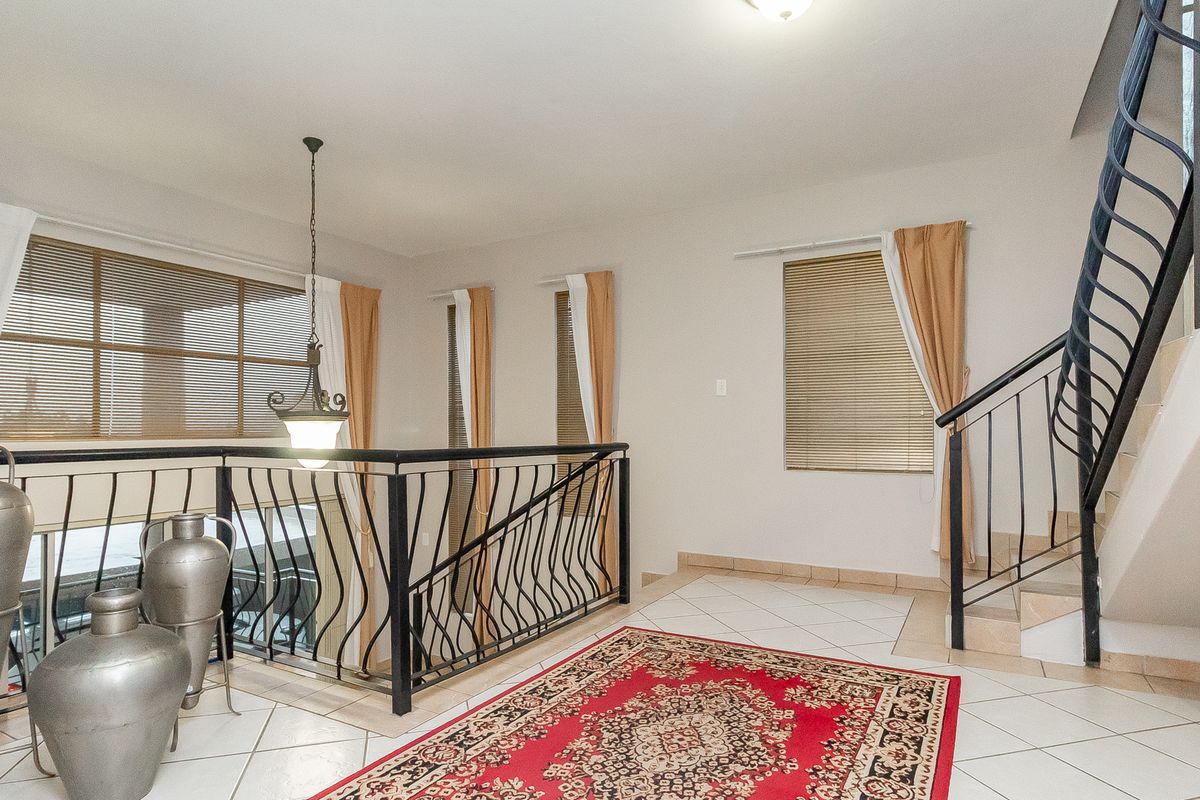 Spacious Family home in Secure Boomed-Off Area - Faerie Glen - Photo 2