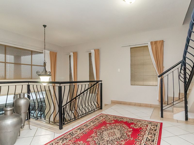 Spacious Family home in Secure Boomed-Off Area - Faerie Glen - Photo 2