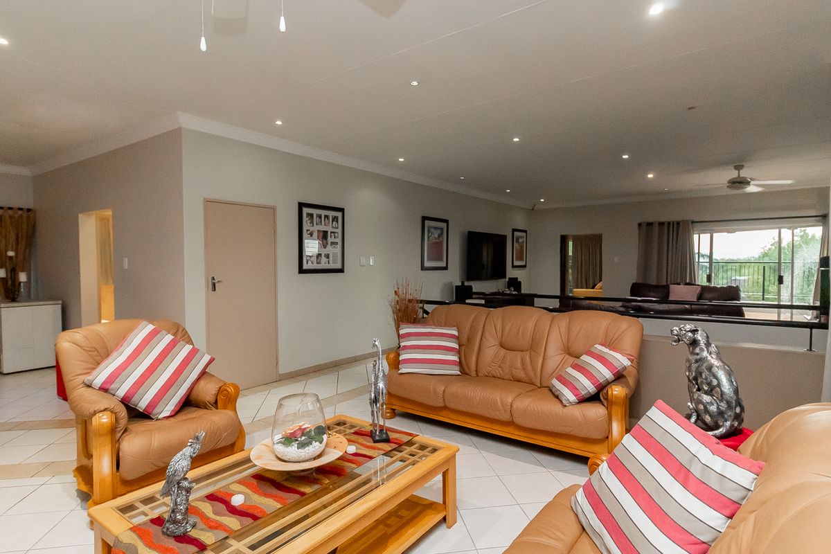 Spacious Family home in Secure Boomed-Off Area - Faerie Glen - Photo 4