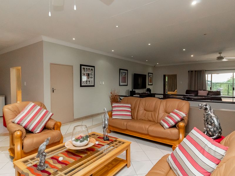 Spacious Family home in Secure Boomed-Off Area - Faerie Glen - Photo 4